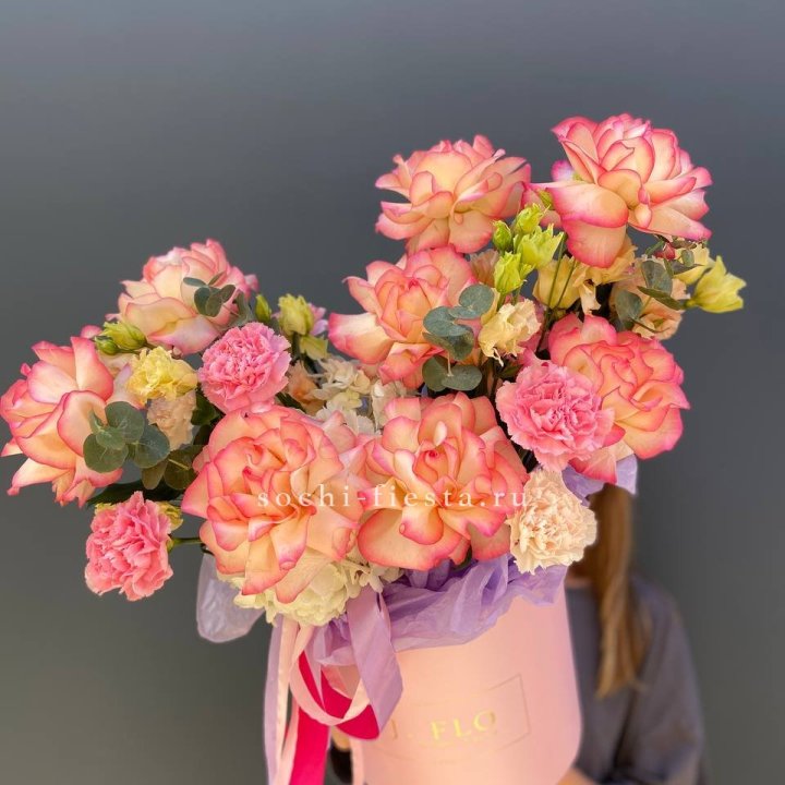 Бокс нежный с розами в Москве