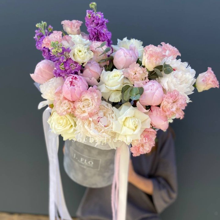 Дизайнерский цилиндр с пионами "Ривьера" в Москве