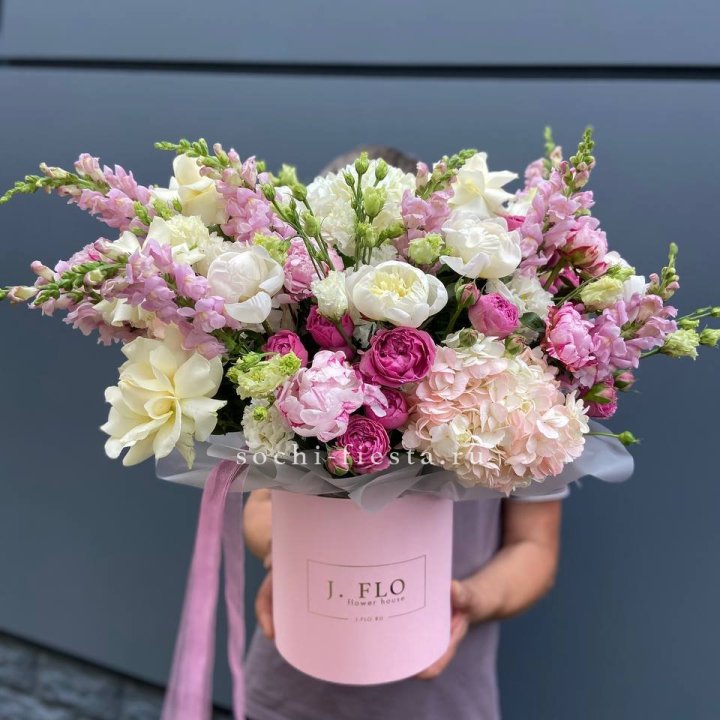 Дизайнерский цилиндр с пионами "Саманта" в Москве