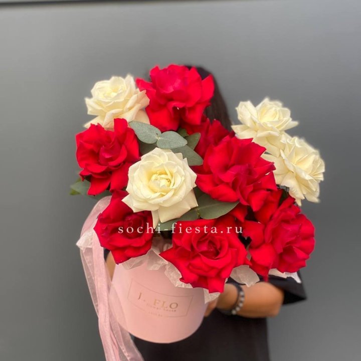 13 Французских роз в боксе в Москве