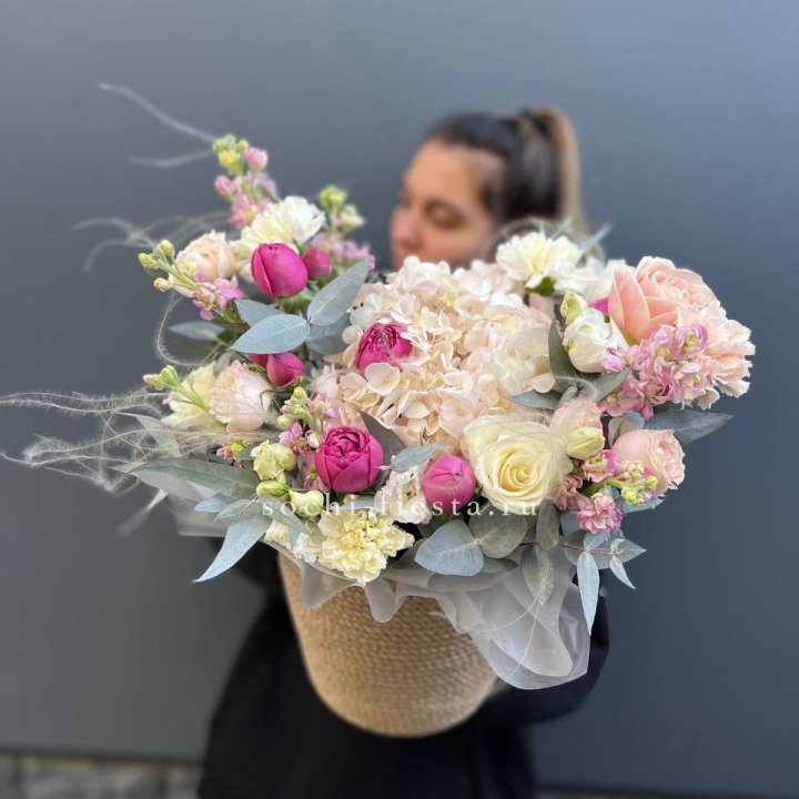 Цветочная композиция в джутовом боксе  в Москве