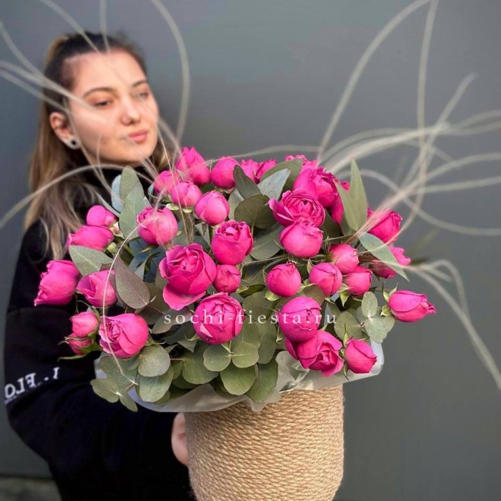 Пионовидные розы Мисти Бабблс в джутовом кашпо в Москве