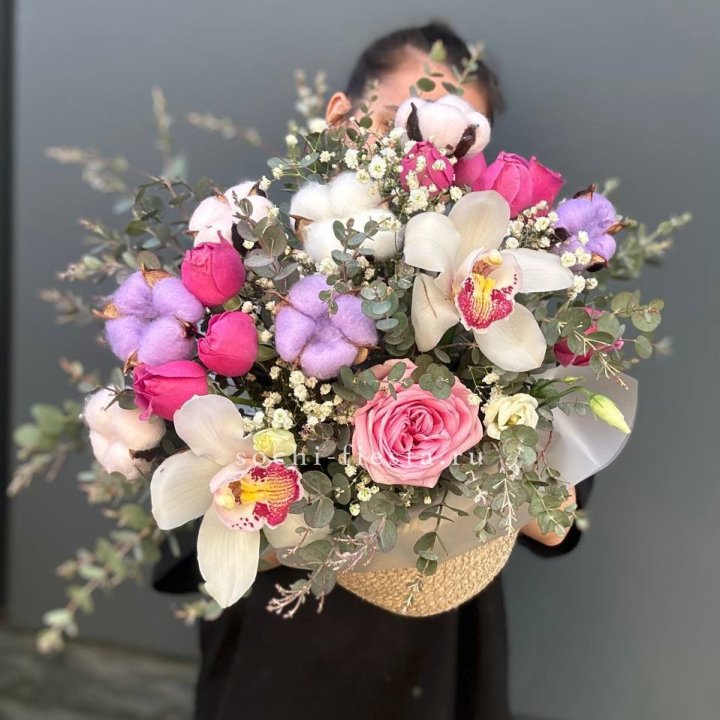 Орхидея и розы в джутовом кашпо в Москве