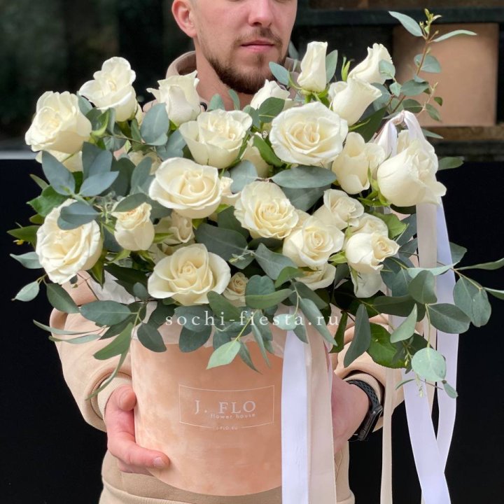 41 белая роз в бархатном боксе в Москве