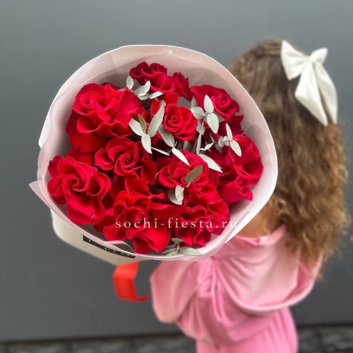 11 Красных французских роз с доставкой в Москве