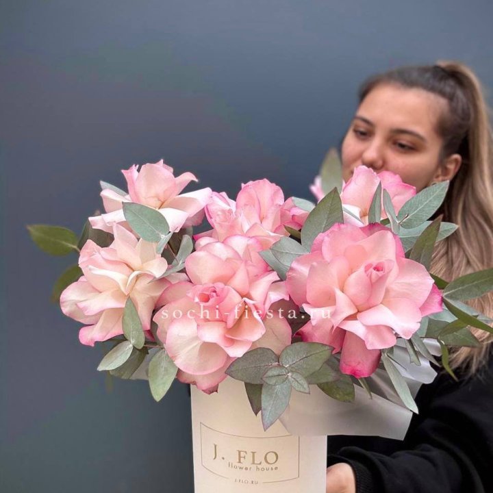 7 Французских роз в боксе в Москве