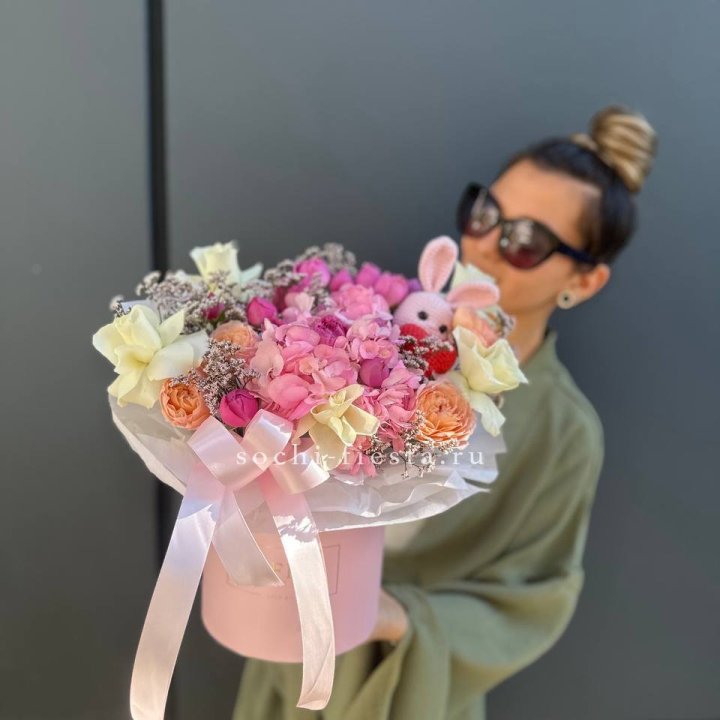 Дизайнерский цилиндр с игрушкой "Лола" в Москве