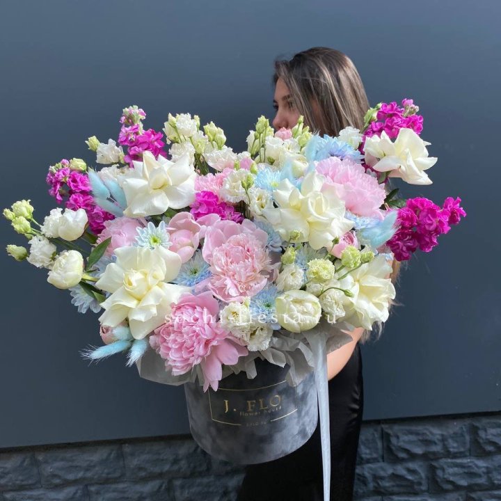 Дизайнерский цилиндр "Пионы гарден" в Москве