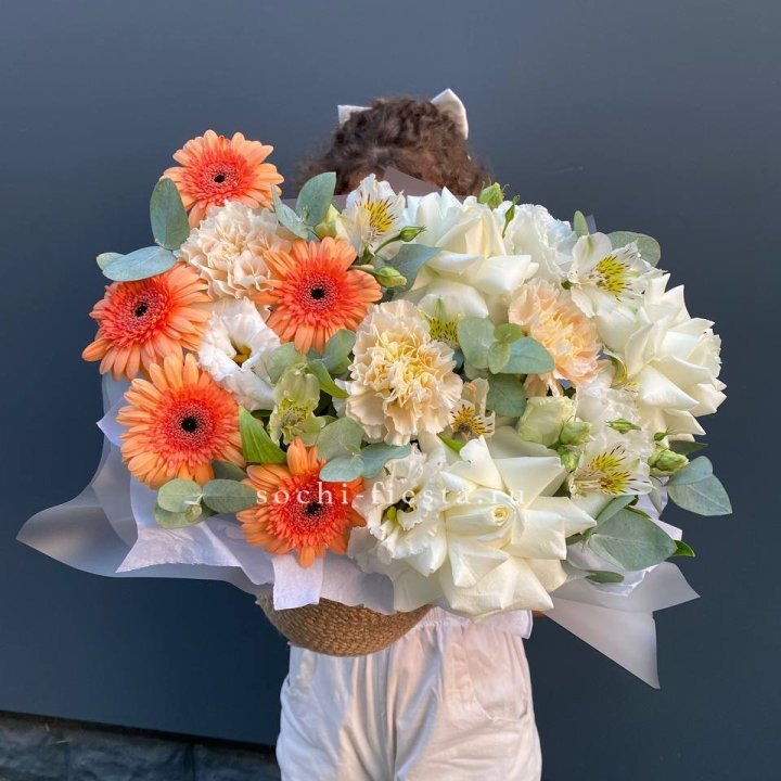 Розы и герберы в джутовом кашпо "Георгино" в Москве