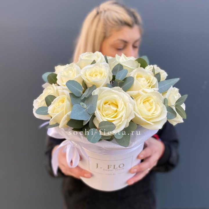 15 белых роз в боксе в Москве