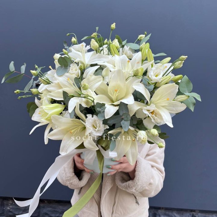 Бокс лилий и эустомы в Москве