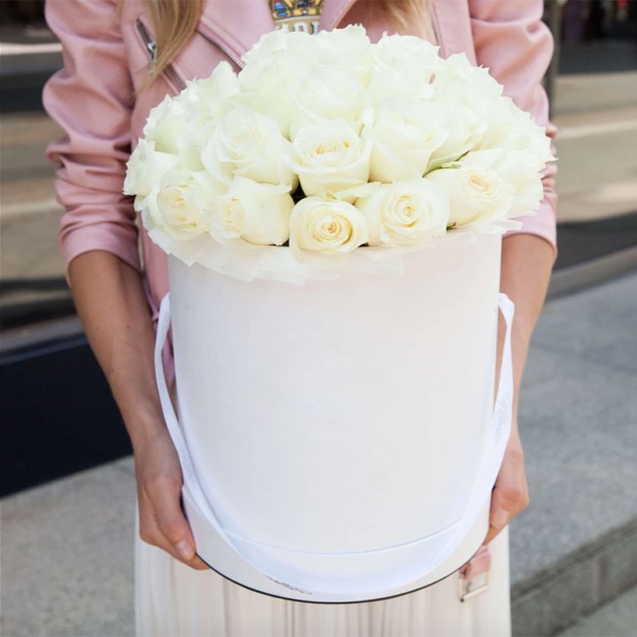 35 белых роз в цилиндре в Москве