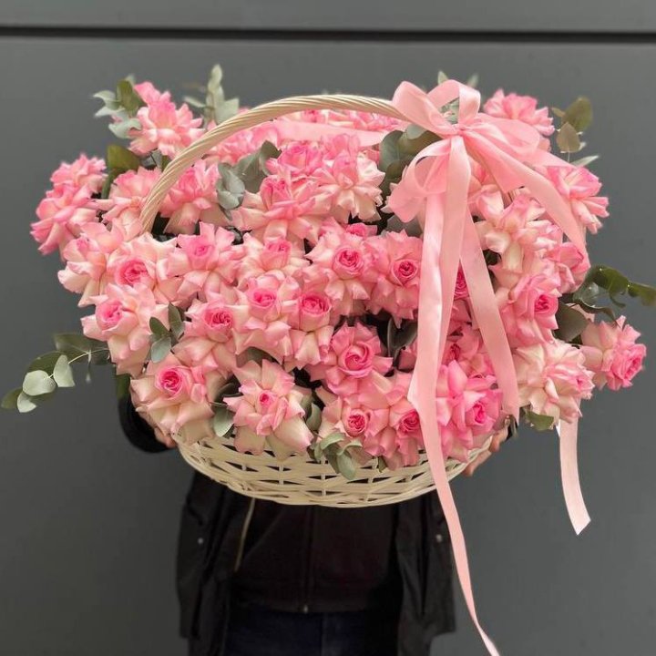 51 розовая роза в корзине в Москве