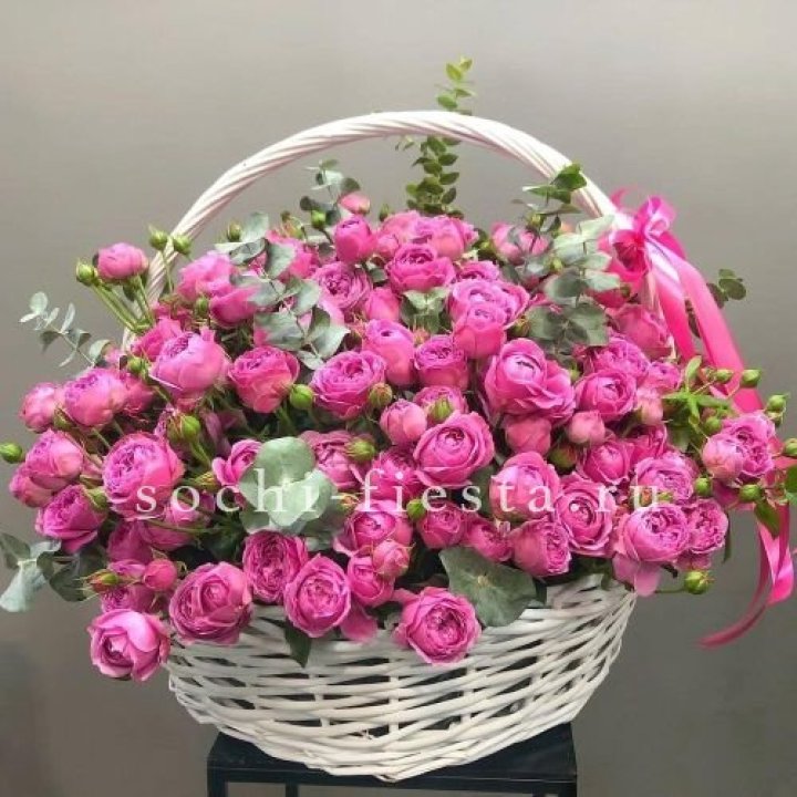 65 пионовидных кустовых роз в корзине в Москве