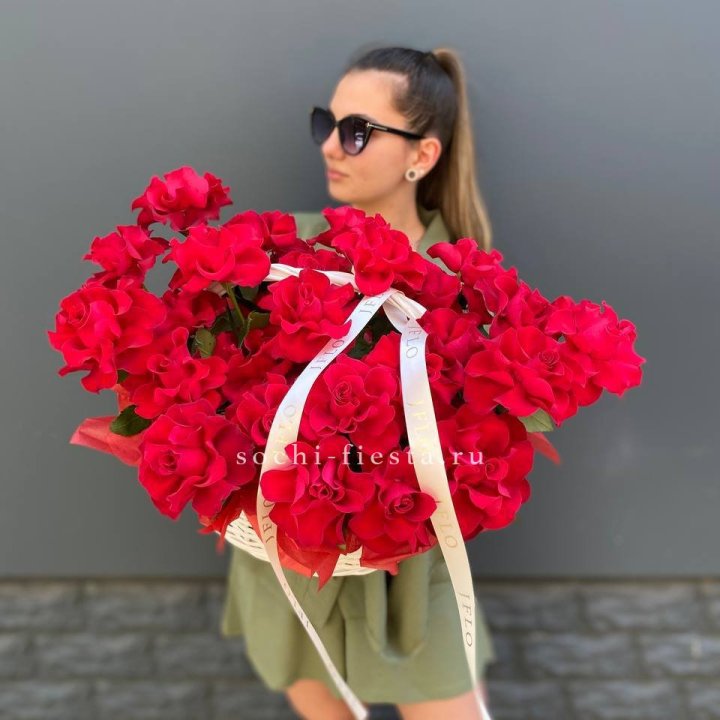 Красные французские розы в корзине в Москве