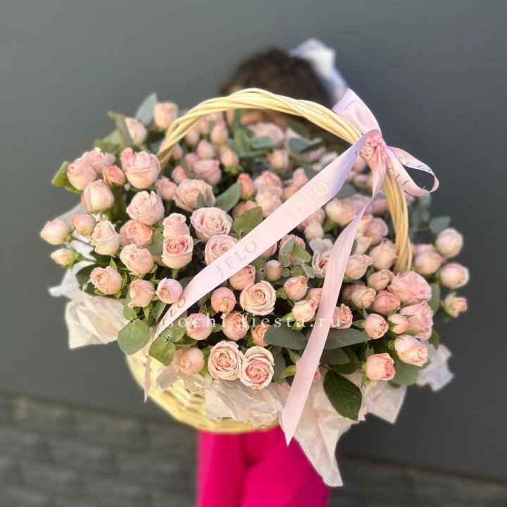 Корзина кустовых пионовидных роз в Москве