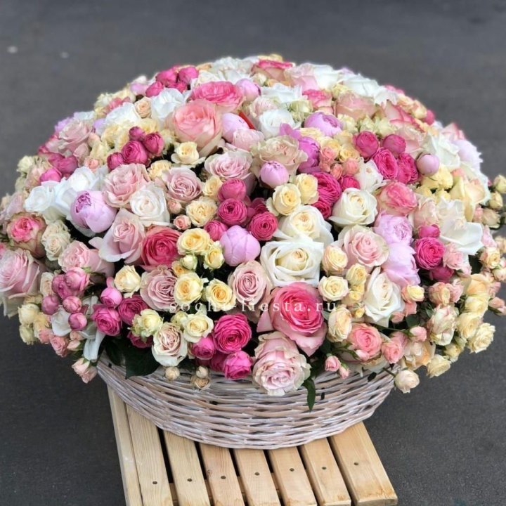 Цветочная корзина из пионов и пионовидных роз "Юниверсити" в Москве