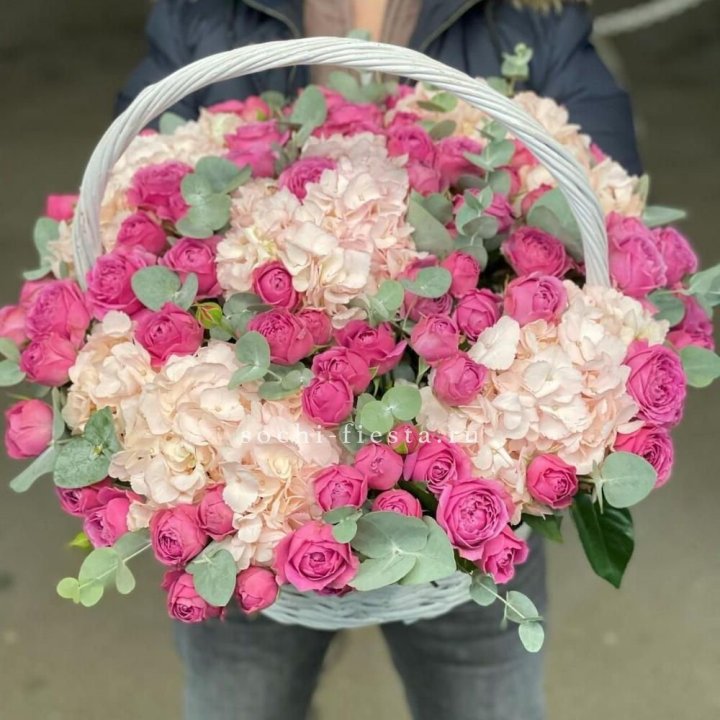 Корзина с гортензией и Мисти Баблс в Москве
