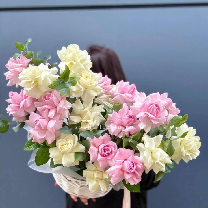 25 Французских роз в корзине в Москве