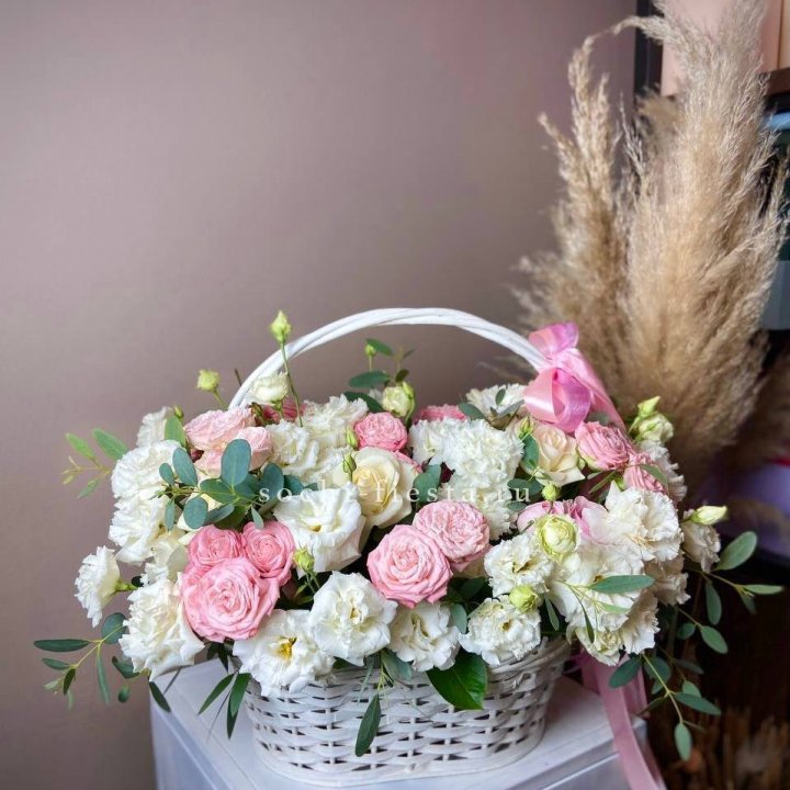 Цветочная корзина "Пинки вайт" в Москве