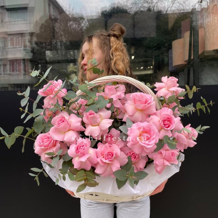 25 роз в цветочной корзине  в Москве