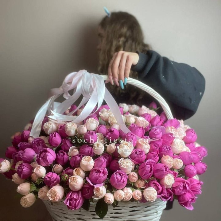 Премиум корзина пионовидных кустовых роз в Москве