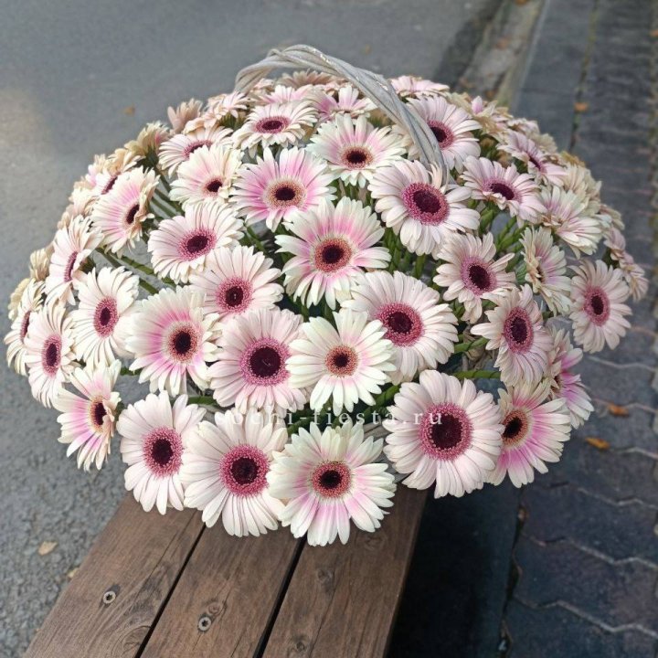 Корзина с герберами  в Москве