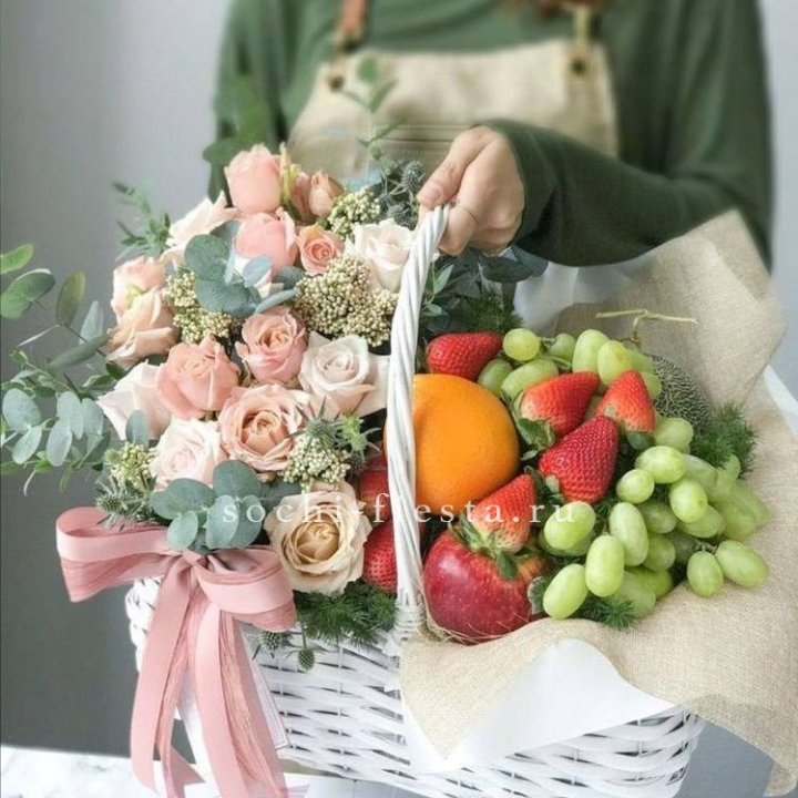 Фруктовая корзина c цветами в Москве