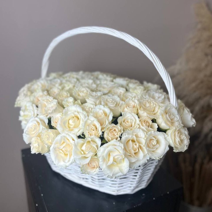 101 белая роза в корзине в Москве