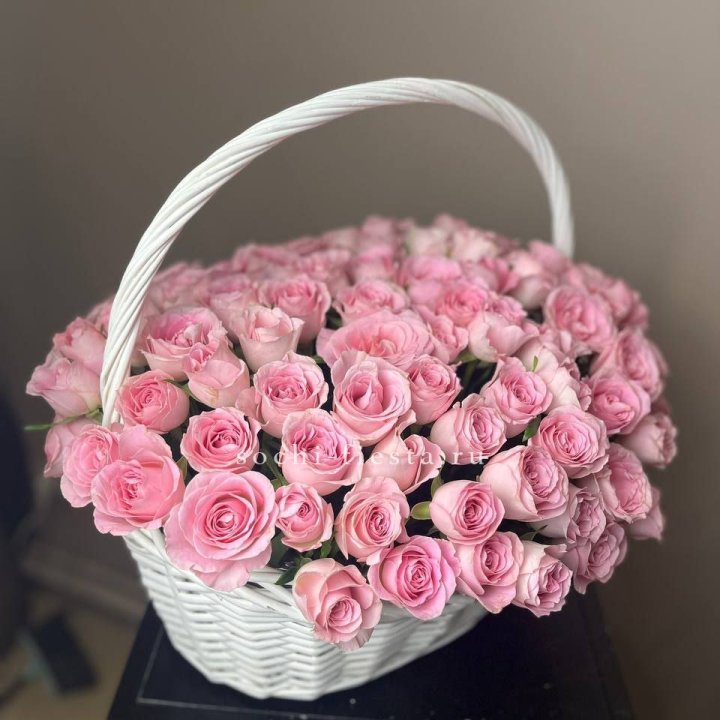 101 розовая роза в корзине в Москве