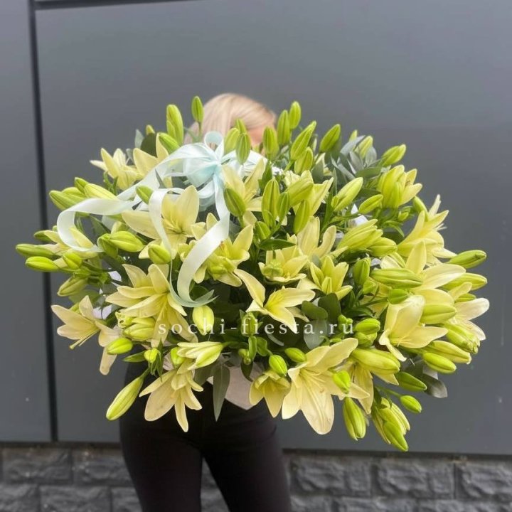 Лилии в корзине в Москве