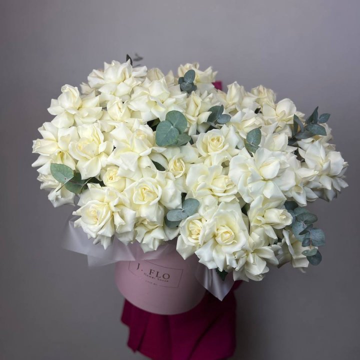 37 белых роз в боксе в Москве