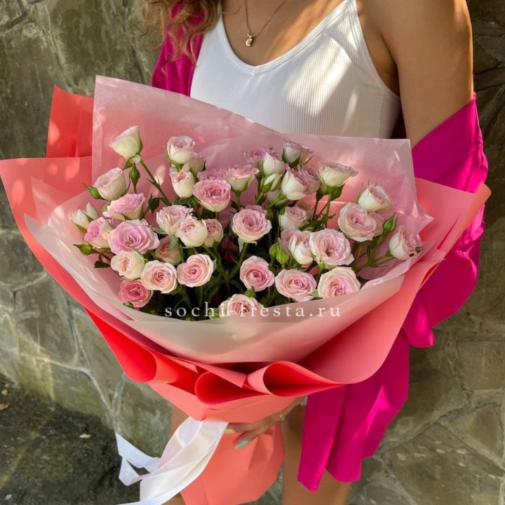 Розовые кустовые розы в Москве