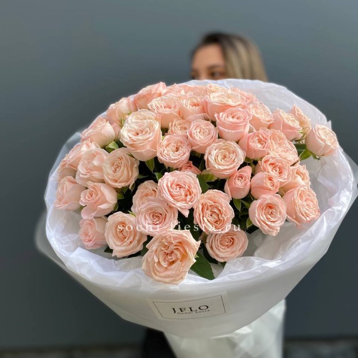 Букет кустовых роз Бомбастик с доставкой в Москве