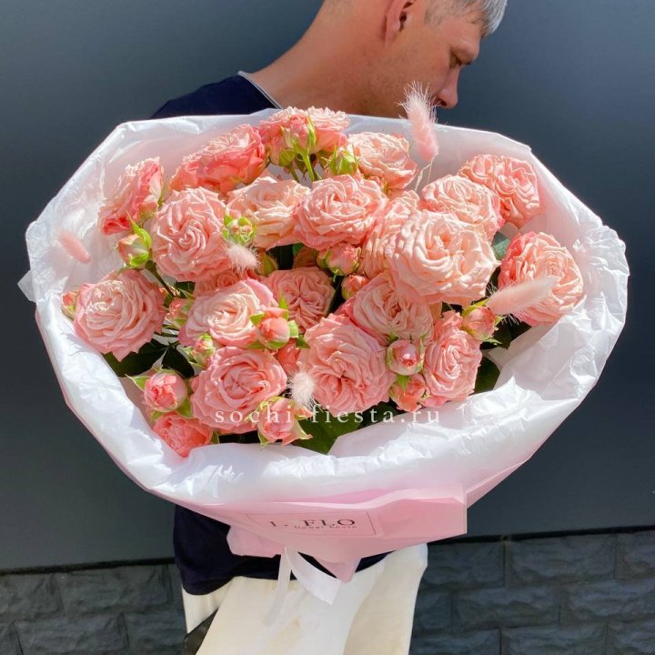 Пионовидные розы Мадам Бомбастик в Москве