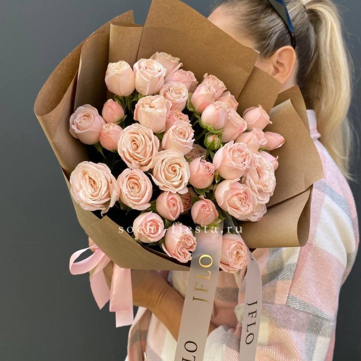 Кустовые розы Бомбастик в крафте в Москве