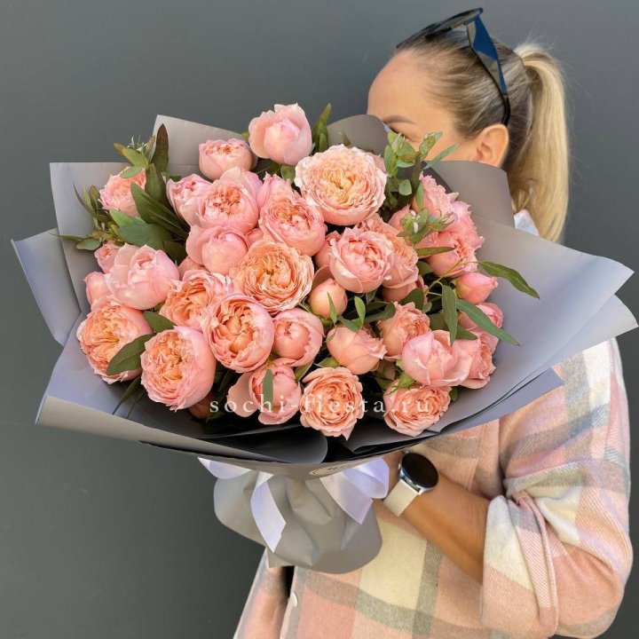 Букет с пионовидными розами "Пивайн" в Москве