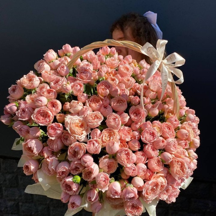 Корзина из пионовидных роз в Москве