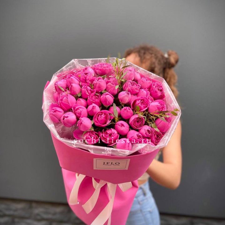 Кустовые розы букет Мисти Баблс с доставкой в Москве