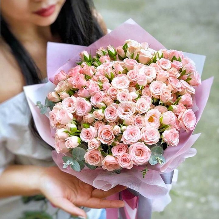 Кустовые розы с эвкалиптом в Москве