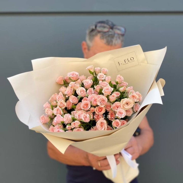 Кустовые розы леди в Москве