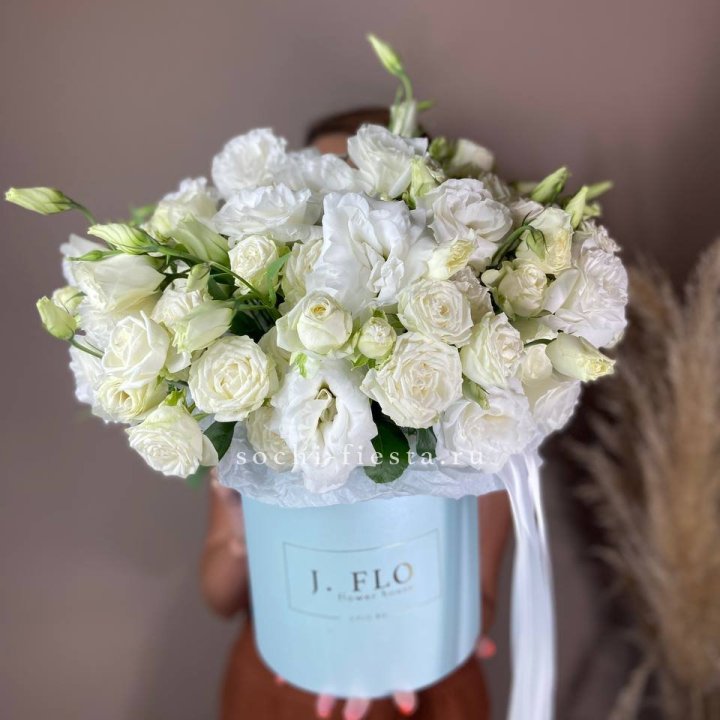 Бокс кустовых роз и эустомы  в Москве