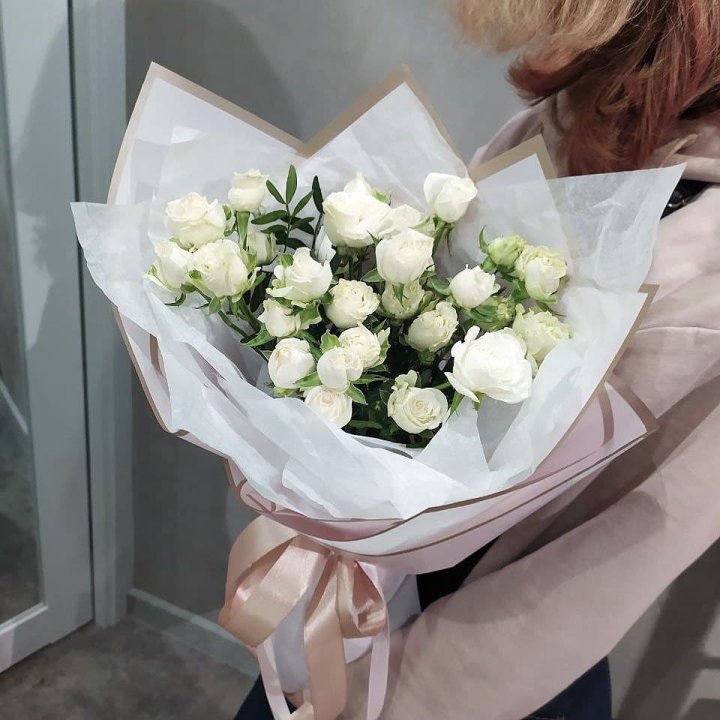 Белоснежные кустовые розы в Москве