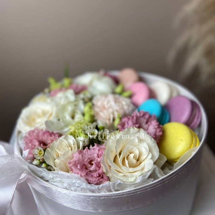 Цветы в цилиндре с макаронс "Прованс" в Москве