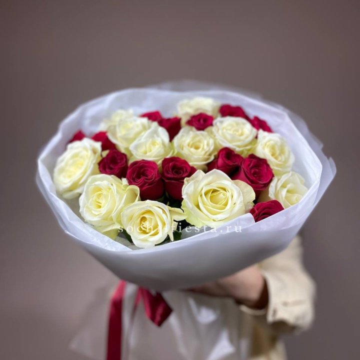 Букет их красных и белых 25 роз в Москве
