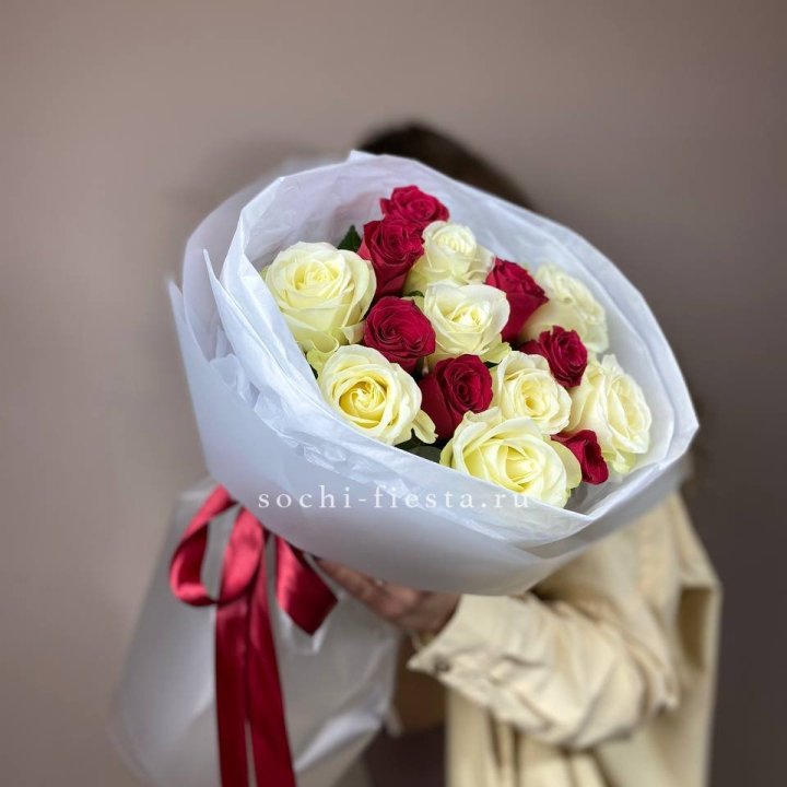 Букет из красных белых 15 роз в Москве