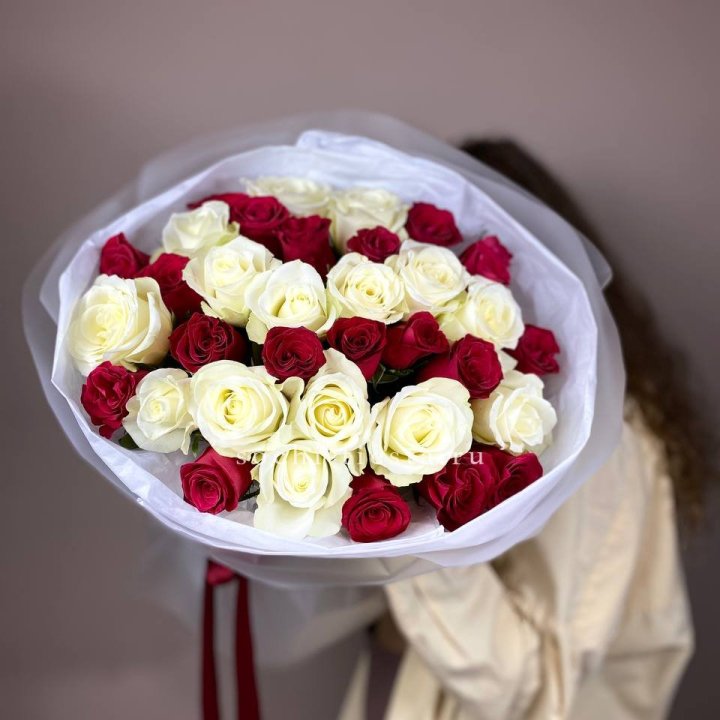 Букет из красных белых 35 роз в Москве
