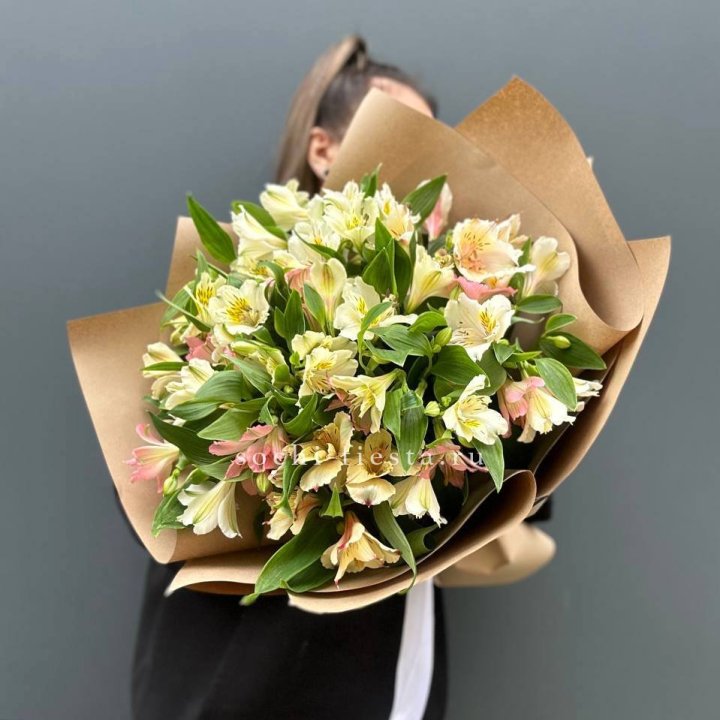 Букет альстромерий в крафте в Москве