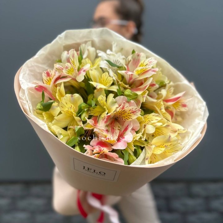 Альстромерии в нежном оформлении в Москве