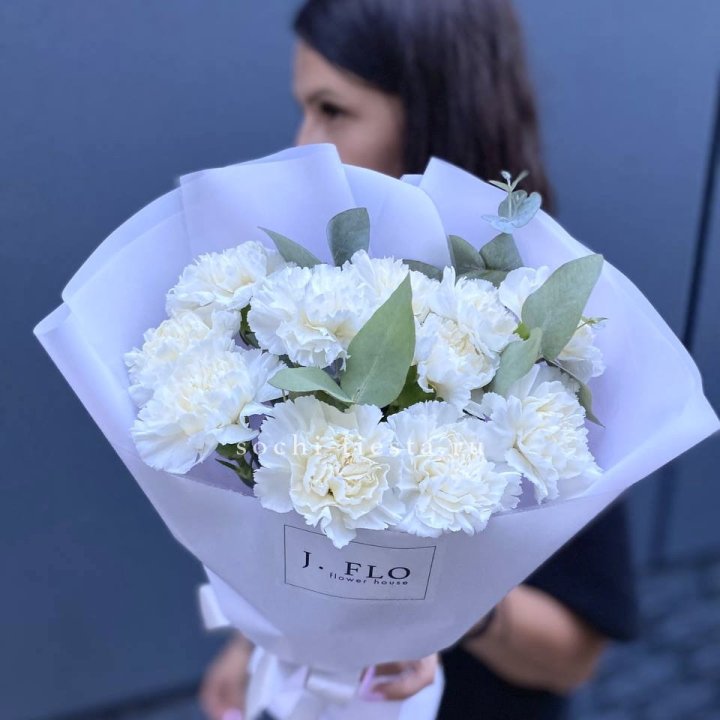 Букет белых диантусов с эвкалиптом в Москве